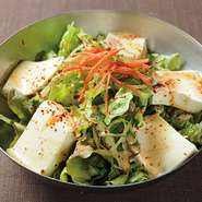 ピリ辛のドレッシングで、ヘルシーな豆腐とお野菜をどうぞ。

