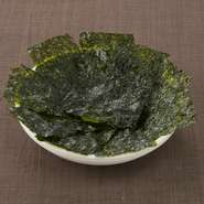 ごま油の風味豊かな塩味つきの海苔です。

