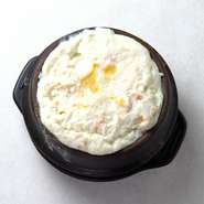 黄身まで白い卵を使用、見た目も真っ白の韓国茶碗蒸し