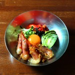 香味?油で漬けこんだ赤えびとアボカドをのせたビビンバ