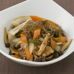 野菜がたっぷり入った韓国春雨炒めです。


