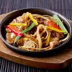 豚バラ肉と春雨・野菜を甘辛いたれで炒めた逸品