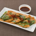 ニラと白菜キムチが入ったチヂミです。

