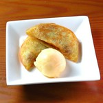 韓国屋台定番のデザート。熱々の黒蜜が生地の中から…

