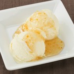 バニラアイスにサッパリと柚子のソースをかけました。

