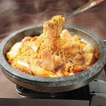 ソーセージやラーメンが入ったボリューム満点の韓国大衆鍋料理。
石鍋効果で体も芯からポカポカ！
