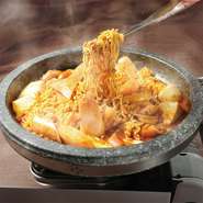 ソーセージやラーメンが入ったボリューム満点の韓国大衆鍋料理。
石鍋効果で体も芯からポカポカ！