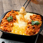 チェダーチーズとモッツァレラチーズがチキンにとろ～り絡んで絶妙な味わい！