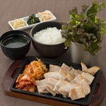 韓国料理の焼肉といえばやっぱりサムギョプサル！お肉とお野菜が沢山摂取できるのでとてもヘルシー！

