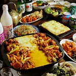 濃厚なとろけるチーズがたっぷり絡むピリ辛タッカルビが主役の『チーズタッカルビコース』。