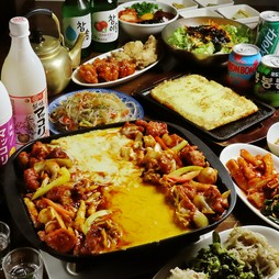 濃厚なとろけるチーズがたっぷり絡むピリ辛タッカルビが主役の『チーズタッカルビコース』。