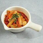 韓国の細長いおもちをピリ辛のソースで。韓国屋台の定番料理!!