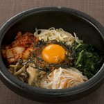 韓国定番ごはん、石焼きの香りが食欲をそそります。ごま油とおこげの風味をご堪能ください。