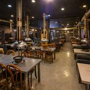 時間無制限のスタイルが魅力のこちらのお店。広々としたソファ席も完備されており、家族連れや友人同士で、時間を気にせずゆったりと会話を楽しみながら食事を満喫できます。