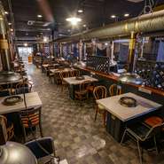 カジュアルな雰囲気と広々とした空間が魅力の【焼肉食べ放題 炭火黒ベコ】。最大130の座席は、コネクト可能な机を活用すれば、さまざまな人数に合わせた宴会やパーティーに柔軟に対応できます。