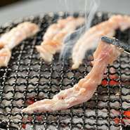 「鶏せせり」は、鶏の首の部位を指し、一羽からわずかしか取れない希少な部位です。身が引き締まっているためサクサクしたコリコリ感が魅力。塩でシンプルに味付けされ奥深い風味を感じられる逸品です。