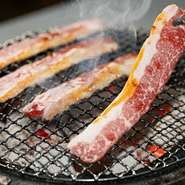 食べ放題の中でも特に人気を誇る『カルビ肉』は、高級感とコストパフォーマンスを兼ね備えた一品です。柔らかな食感とジューシーな旨みが特長で、一口食べればその魅力に引き込まれます。