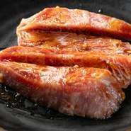 濃厚な旨みと贅沢な厚切り。『厚切りロース』で至福のひととき