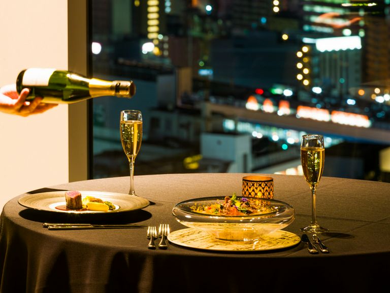 宝石のような夜景と、美食に酔いしれる大人の空間