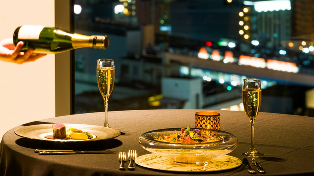 宝石のような夜景と、美食に酔いしれる大人の空間