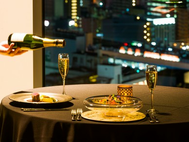 宝石のような夜景と、美食に酔いしれる大人の空間
