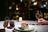 コース料理を楽しんだ後は、メッセージを添えたホールケーキの登場でサプライズを演出いたします。記念日やお誕生日など、大切な方とのお食事シーンにぜひご利用ください。