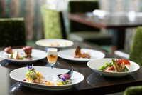 前菜とスープ、選べるメインディッシュを組み合わせたランチコースです。宮城や東北の食材と、各地から取り寄せたこだわりの食材が織りなす料理をお楽しみください。
