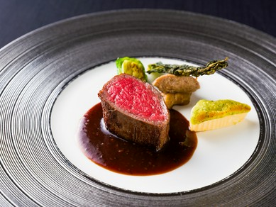 『A5等級宮城県栗原市産“仙台牛”フィレ肉のロティ 瀬戸田レモンとたけのこのグラチネ トリュフソース』