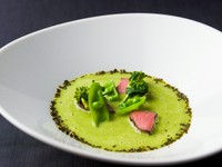 新緑の風をまとった旨み『国産牛たんのグリル 菜花のブルーテ』