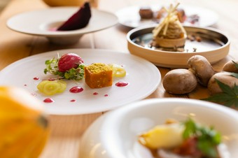 前菜8種盛り合わせ、選べるメインディッシュ、デザート、コーヒーまたは紅茶の全4品のランチコースです。