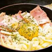 多数の変わりもんじゃの中で一番人気。生クリーム、ベーコン、チーズ、卵黄に黒コショウが効いて抜群のうまさ。