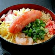 明太子が一本のって、人気の具材がたくさん入っている、当店自慢のもんじゃ焼き。