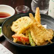 旬の野菜を使った天ぷらや、季節限定のうどんなど、グランドメニュー以外にも多彩なメニューを用意。バラエティ豊富なメニューでは、“今日楽しみたい”ものがきっと見つかることでしょう。