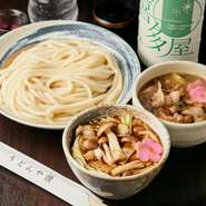 一杯目から〆までを一軒で完結できるうれしいお店。熟練の焼き手が一本一本こだわった焼鳥に、お酒の進む一品料理も多数。〆には自慢のうどんで最後まで満足させてくれます。