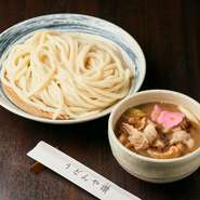 ツルッとした食感が心地良い打ちたてうどんを、お肉が約80g入った肉汁に浸していただく、オススメの逸品です。