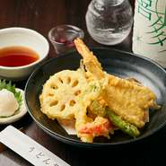 食感豊かなキスとエビに、数種類の季節の野菜を加えた天ぷらの盛り合わせ。サクッとした衣に包まれた海と大地の恵みを、お店自慢の天つゆで賞味あれ。