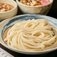 ツルッとした食感が心地良い、打ちたてうどんはお店自慢の逸品。つけ汁もうどんのコシの強さに負けないように、やや濃いめに仕立てているとのこと。その時期ごとの限定のうどんもあり、季節を問わず楽しめます。