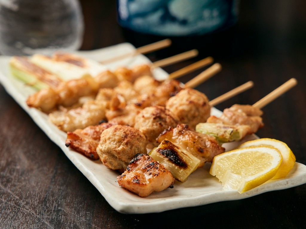 新鮮な鶏をお店で串打ち。専門店仕込みの焼鳥