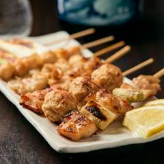 新鮮な鶏をお店で串打ち。専門店仕込みの焼鳥