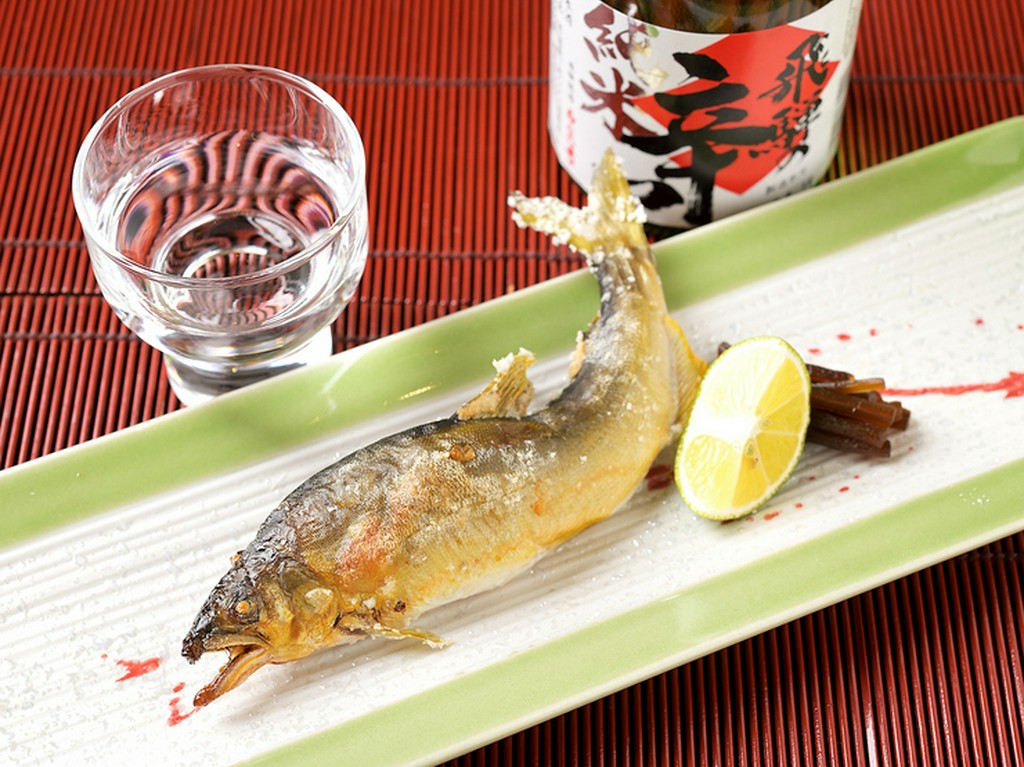 山深い高地に生息する鮎にこだわった『天然鮎塩焼き』
