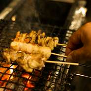 厳選している国産鶏は、炭焼きや唐揚げなど看板メニューに欠かせない素材です。岩海苔や茎わかめなどの珍味や香味野菜も積極的に入手。さりげなくお皿に添えながら、絶妙なアクセントを演出します。
