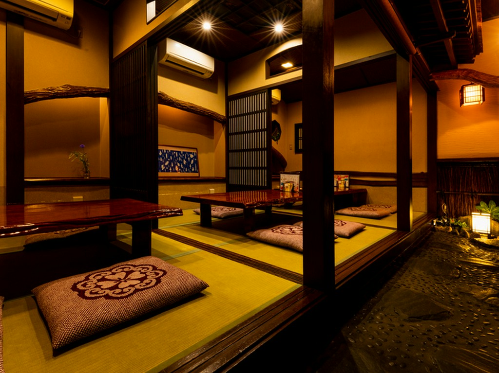 風情があり、落ち着いて過ごせる大小さまざまな個室席