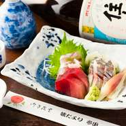ほとんど入っているという本鮪をはじめ、平目や鯵といった旬魚を味わえるお造りです。こちらも厚めにカットされており、しっかりと魚のおいしさを感じられるのが魅力。