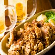 鶏半羽分の胸肉を、豪快に丸ごと揚げています。塊で揚げることで中が柔らかくジューシーに、そして表面がカリカリに仕上がり、サクサクとした食感もアップ。熱々の状態にかかった甘ダレもまた絶品。