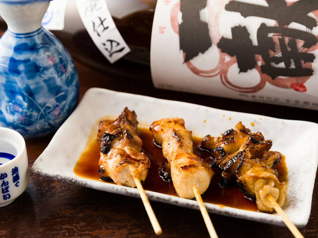 香ばしく、したたる肉汁が口の中へ広がる『炭火やきとり』