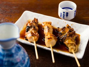 一本ずつ手差しにこだわり、じっくり焼き上げる『炭火焼』
