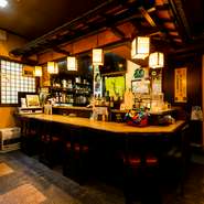 畏まらず食事ができ、地元に愛され続ける名店です。メニューの種類も多く価格も手頃なので、コストパフォーマンスも抜群。料理にプラスできる3種類の飲み放題で、お酒メインの食事会にも最適です。