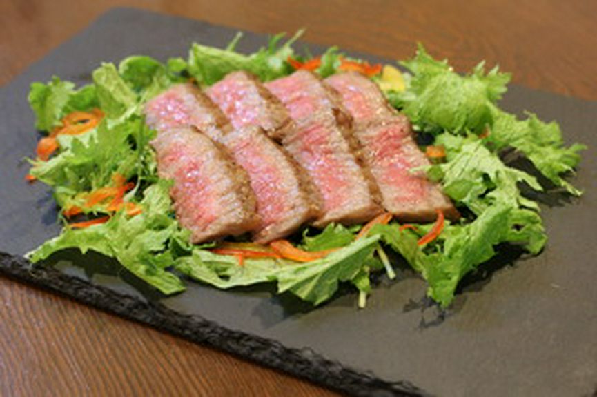 低温調理した上州牛サーロイン炙り焼き(コース料理の一品)