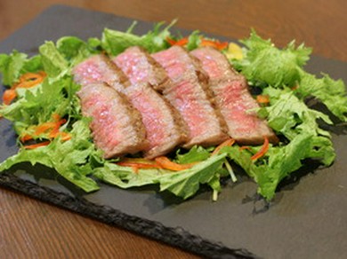 低温調理した上州牛サーロイン炙り焼き(コース料理の一品)