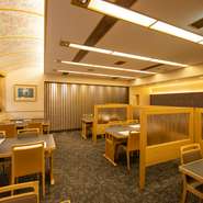 浜松駅から徒歩3分の「ホテルクラウンパレス浜松」内の日本料理店。テーブル席、テーブル個室、お座敷個室があり、プライベート＆ビジネスの多彩なシーンに向きます。ホテルならではのホスピタリティの高さも魅力！